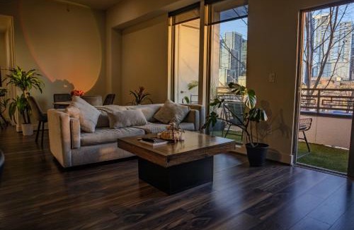 Bouldin Apartment | Downtown views by the Lake