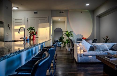 Bouldin Apartment | Downtown views by the Lake