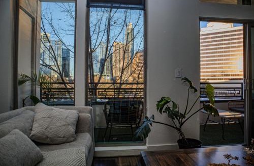 Bouldin Apartment | Downtown views by the Lake