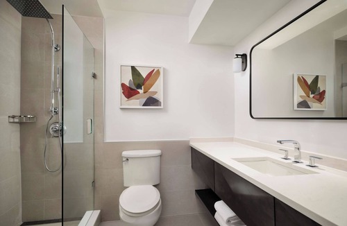 White Plains Hotel | Downtown White Plains Stay – Walk to Shops & Transit