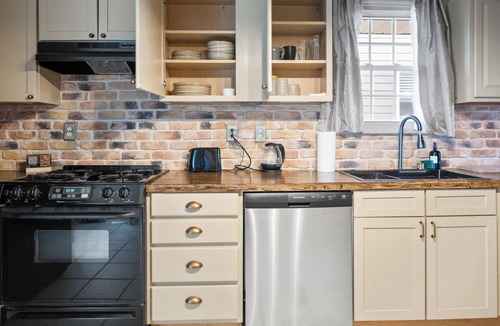 Wilmington House | Downtown Wilmington NC Historic Home -Blackbeard Themed Stay