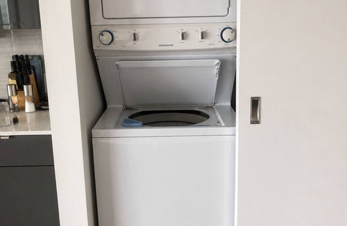 Downtown Winnipeg Apartment | Downtown Winnipeg - 2BR High-Rise w/Parking & Gym