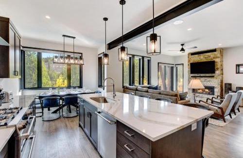 Winter Park House | Downtown WP River Front Chalet 112 I Roof Top Hot Tub I Great Views I Activity Program