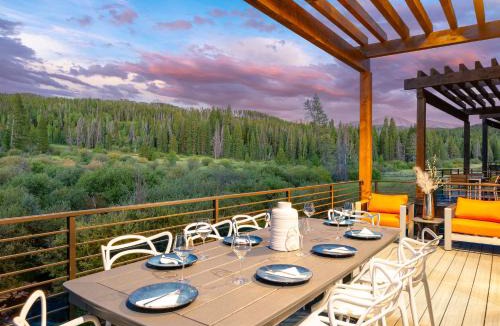 Winter Park House | Downtown WP River Front Villa 104 I Rooftop Hot Tub & Firepit I Incredible Views I Multi Game Table I Activity Program