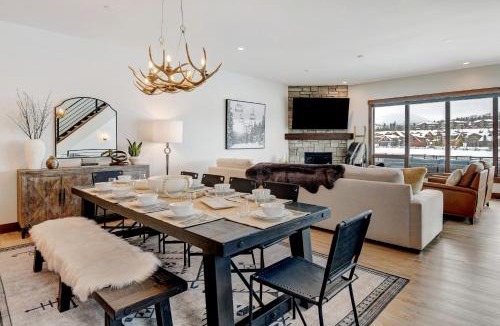 Fraser House | Downtown WP Villa 108 I Private Hot Tub I Great Views I Activity Program
