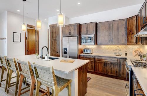 Fraser House | Downtown WP Villa 108 I Private Hot Tub I Great Views I Activity Program