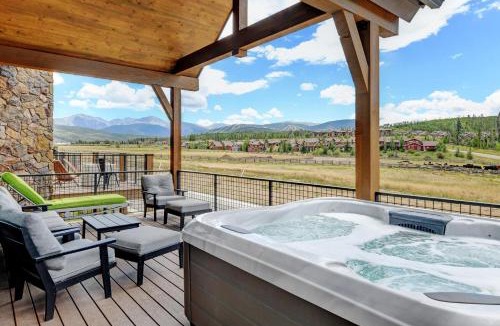 Fraser House | Downtown WP Villa 54 I Peloton Bike I Private Hot Tub I Great Views I Activity Program