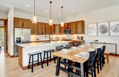 Fraser House | Downtown WP Villa 54 I Peloton Bike I Private Hot Tub I Great Views I Activity Program