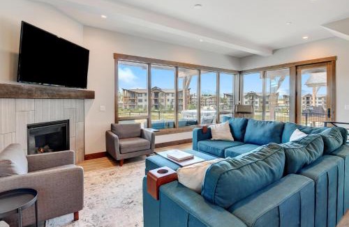 Fraser House | Downtown WP Villa 54 I Peloton Bike I Private Hot Tub I Great Views I Activity Program