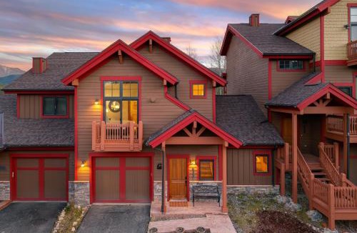 Bear Crossing House | Downtown WP Villa 835 I Private Hot Tub I Great Views I Activity Program