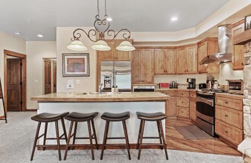Bear Crossing House | Downtown WP Villa 835 I Private Hot Tub I Great Views I Activity Program