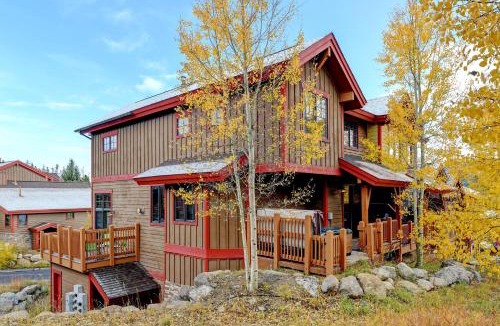 Bear Crossing House | Downtown WP Villa 865 I Private Hot Tub I Great Views I Activity Program