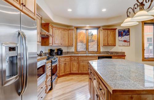 Bear Crossing House | Downtown WP Villa 865 I Private Hot Tub I Great Views I Activity Program