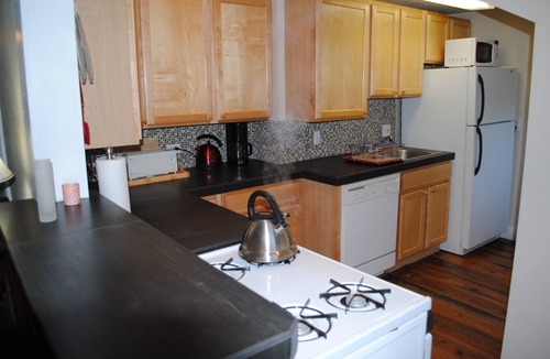 Mapleton Hill Condo | DOWNTOWNS BEST LOCATION Pied-à-terre