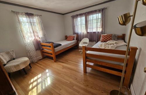 Dracut House | Dracut Executive Rooms with Kitchen & Bath, Parking, Spacious & Comfortable