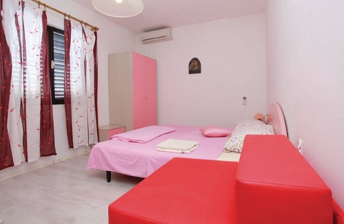 Cove Tri Zala (Zrnovo) Hostel | Dragan's Den - Double Room with Private Bathroom No 5