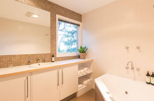 Red Hill Apartment | Dragon Fly on the Hill