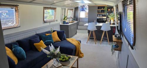 Stone Boat Rental | Dragonfly at Aston Marina