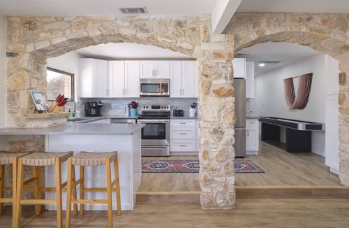 Lodge Acres House | Dragonfly Escape: Pool, FirePit, Games | Sleeps20