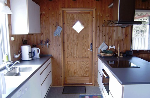 Nykobing Mors House | Dragstrup Vig. 130 m2 wooden holiday cottage w/thatchroof. 100m. to the beach.