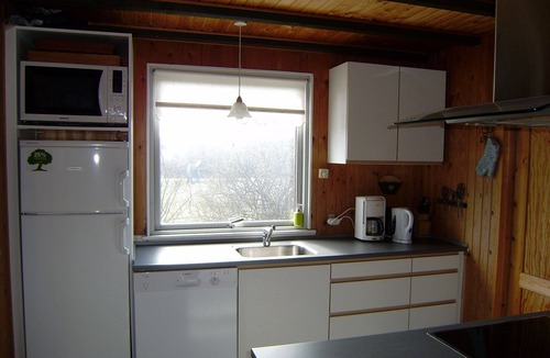 Nykobing Mors House | Dragstrup Vig. 130 m2 wooden holiday cottage w/thatchroof. 100m. to the beach.