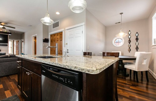 Dubuque Apartment | Drake House: City View (Private Hot Tub)