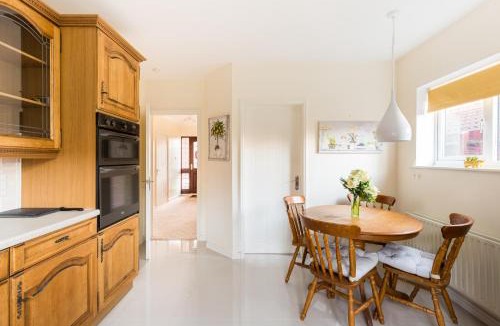 Tamworth House | Drayton Manor House FREE parking