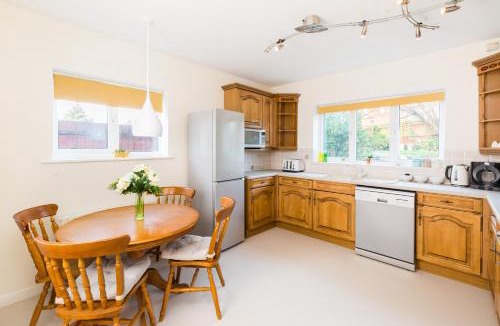 Tamworth House | Drayton Manor House FREE parking