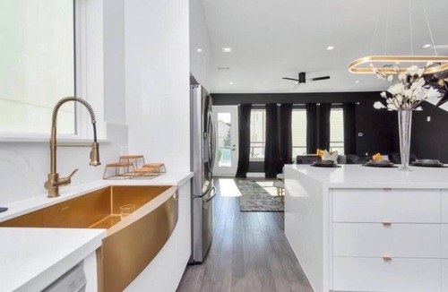 Columbus Apartment | Dre's Luxurious Townhome!