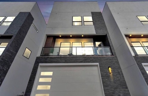 Columbus Apartment | Dre's Luxurious Townhome!