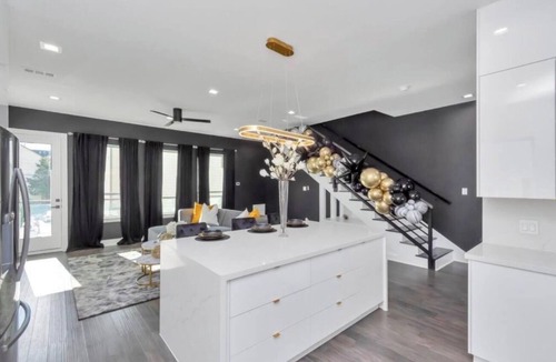 Columbus Apartment | Dre's Luxurious Townhome!