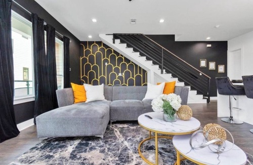 Columbus Apartment | Dre's Luxurious Townhome!