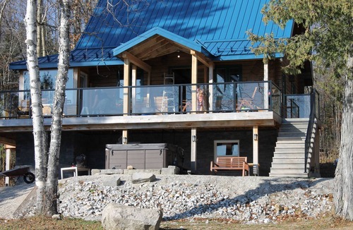 Northfield Cottage | Dream Cottage - high end log cabin with private beach