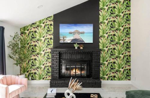 Carrollton House | Dream GetAway Pool Hot Tub Game Room