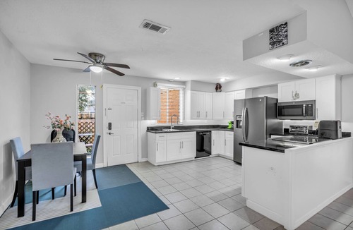 Addicks House | Dream Home! Bright & Spacious 2 Bedroom Bungalow-next to Park