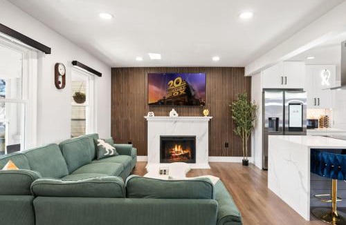 College Park House | Dream home. Centrally located near DC, parking.