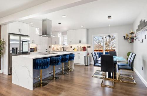 College Park House | Dream home. Centrally located near DC, parking.