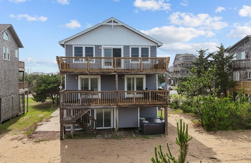 Waves House | Dream Oceanfront Getaway with Private Hot Tub, Full Kitchen, and WIFI | 5BR