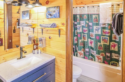 Estes Park Hotel | Dream River Front Suites R1