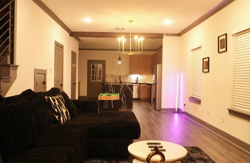 Northeast Houston House | Dream Stay, Modern Luxury, LED Stairs Stylish Design & Prime Location