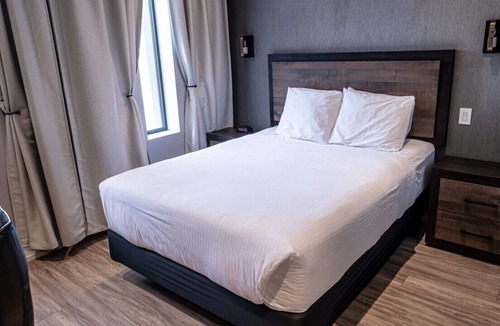 Northeast Mississauga House | Dream Suites Boutique Hotel - Private room in Mississauga