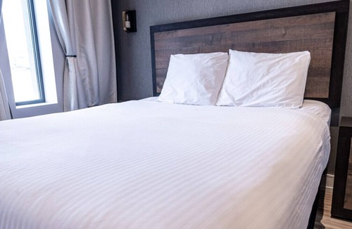 Northeast Mississauga House | Dream Suites Boutique Hotel - Private room in Mississauga