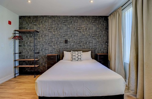 Northeast Mississauga Hotel | Dream Suites - Deluxe Queen Suite