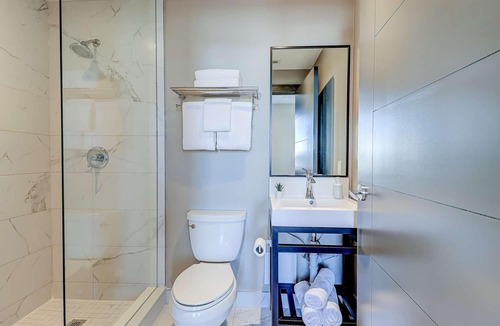 Northeast Mississauga Hotel | Dream Suites - Deluxe Queen Suite