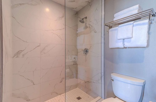 Northeast Mississauga Hotel | Dream Suites - Deluxe Queen Suite