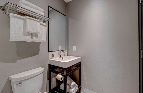 Northeast Mississauga Hotel | Dream Suites - Deluxe Family Suite