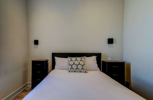 Northeast Mississauga Hotel | Dream Suites - Deluxe Double Suite