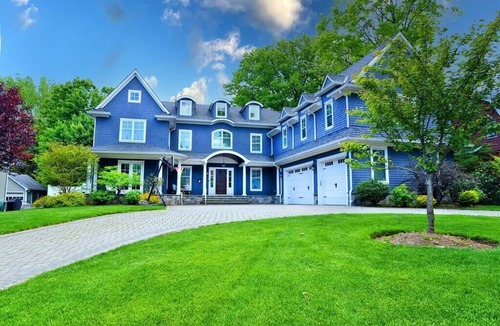 Teaneck House | Dream World Cup Summer Vacation Home in NJ - Sleeps 20!