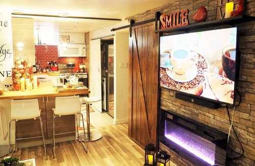 Whitby Apartment | 💫 DreamCatcher Modern Romantic Suite w/Fireplace Pool Table near Thermea Spa