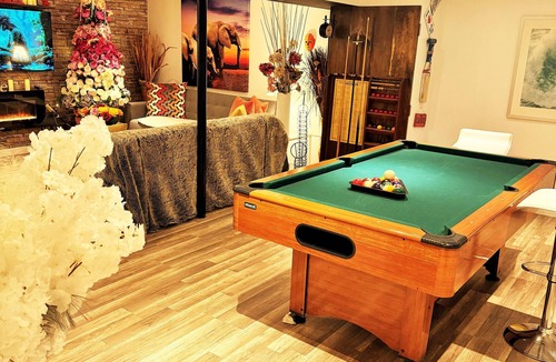 Whitby Apartment | 💫 DreamCatcher Modern Romantic Suite w/Fireplace Pool Table near Thermea Spa